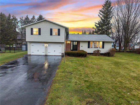 110 Mallard Dr, Camillus, NY 13031