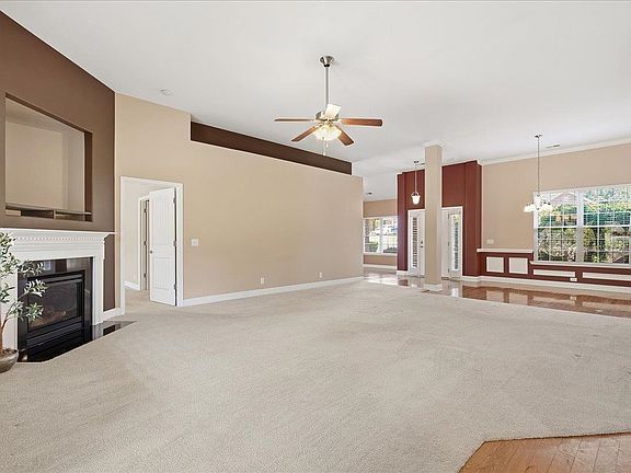 4th image of 572 Ellsmere Way