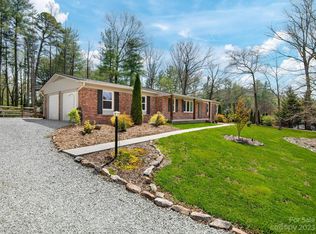 8 Oakshire Ln, Hendersonville, NC 28739