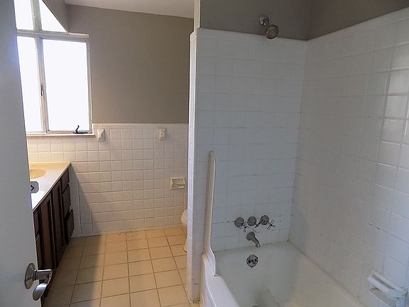 3rd image of 1072 Stratford Ln