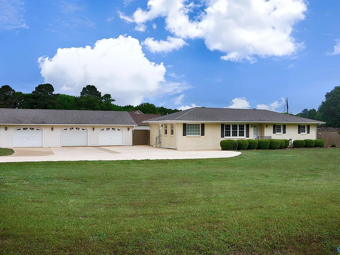 3 bed, 1600 sqft, $1,800 — Photo 2