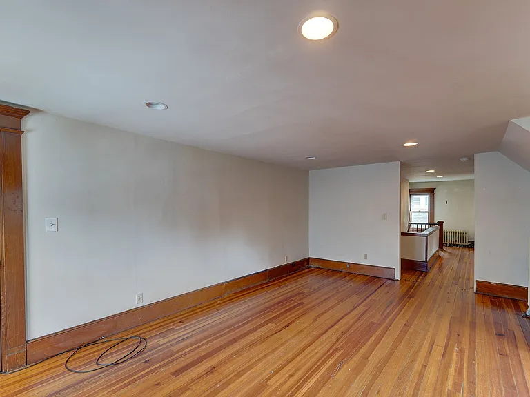 553 Whitney Ave — Photo 8