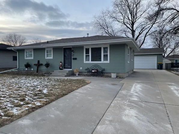 411 7th St NE, Stewartville, MN 55976