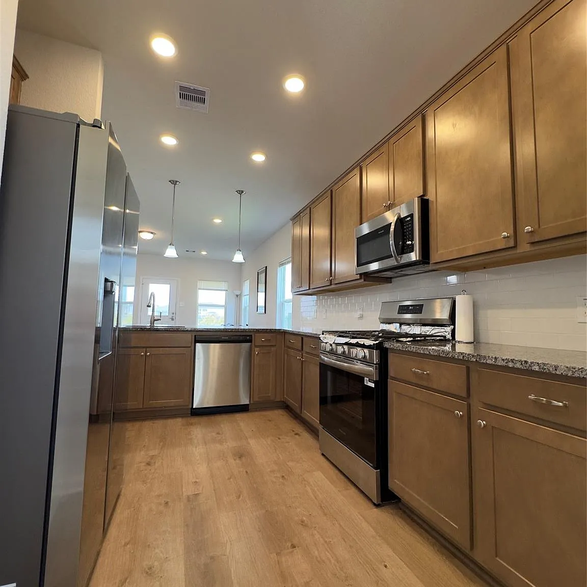 4 bed, 2.5 bath, 2276 sqft, $2,100 — Photo 2