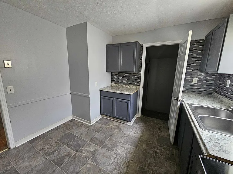 4567 Meadowmont Dr — Photo 3