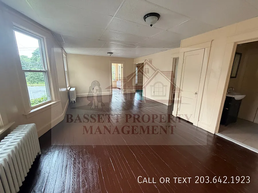 Charming 4-Bedroom Apartment with Scenic Park Views — Photo 2