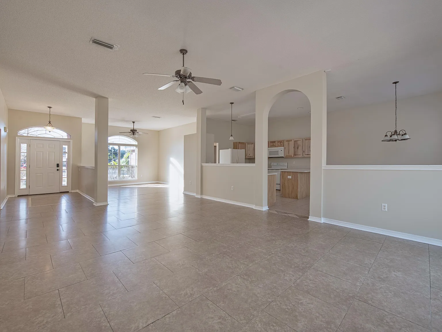 4 bed, 2.0 bath, 2378 sqft, $2,300 — Photo 3