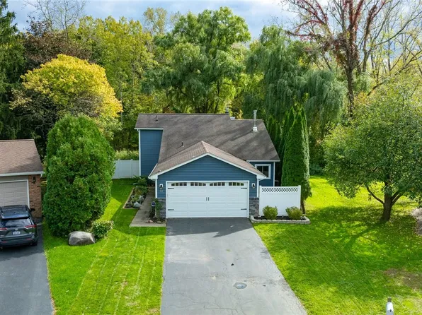 32 Jacaranda Ct, Penfield, NY 14526