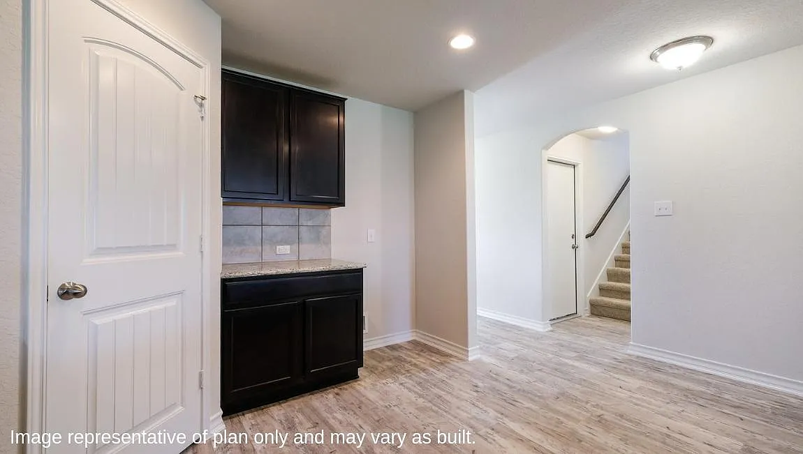 4 bed, 2.5 bath, 2323 sqft, $2,100 — Photo 4