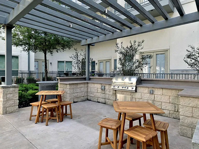 Crest at Las Colinas Station — Photo 10