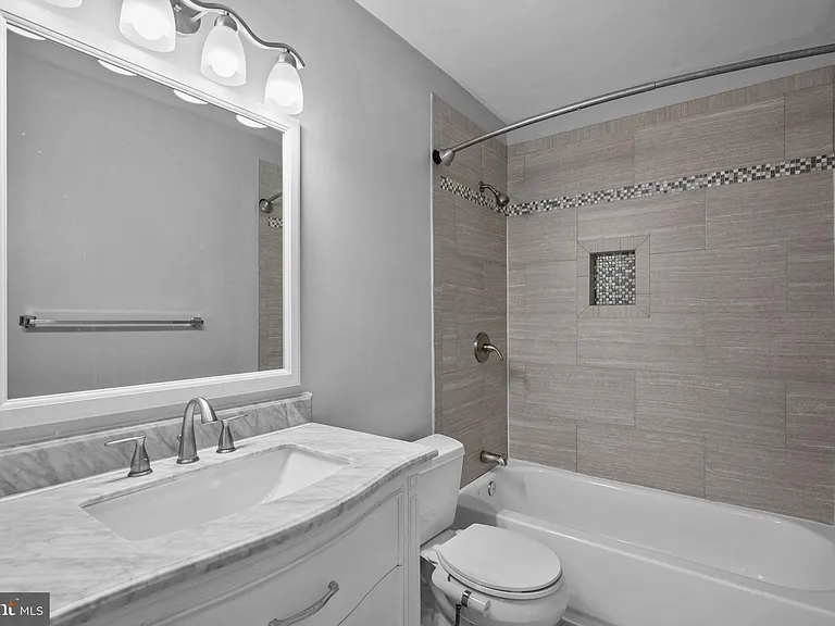 2035 S Glebe Rd — Photo 23
