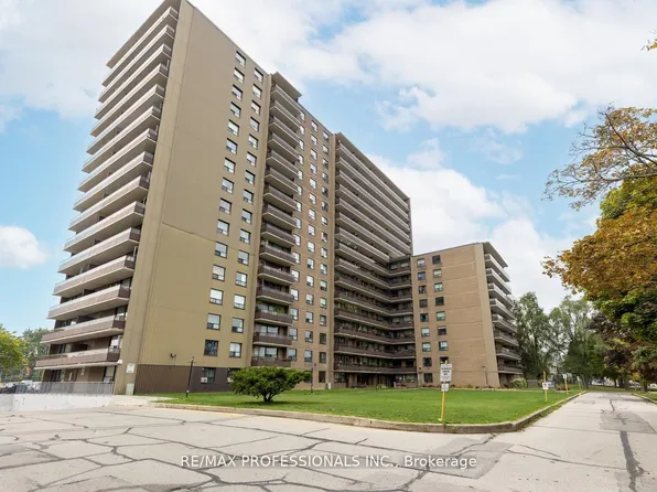 180 Markham Rd #1704, Toronto, ON M1M 2Z9