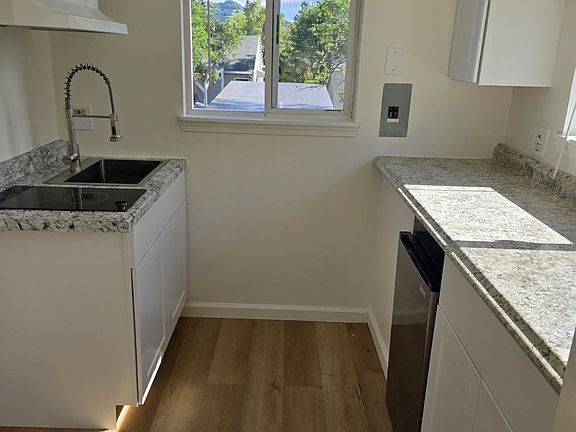 5th image of 934 Clark St
