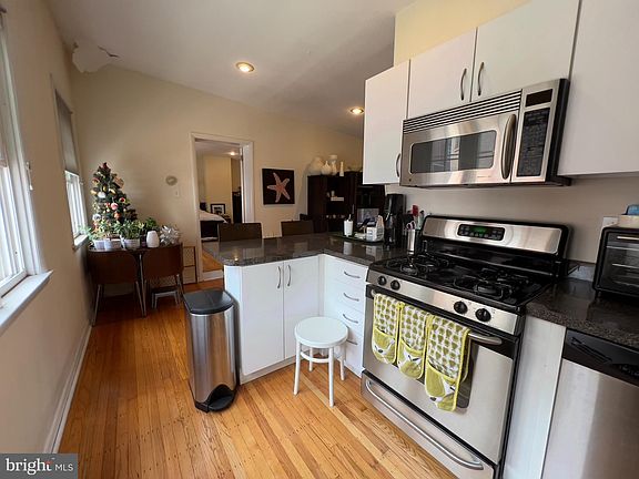 5th image of 1524 Waverly St