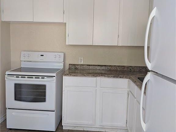 3rd image of 621 Robinson St APT 1