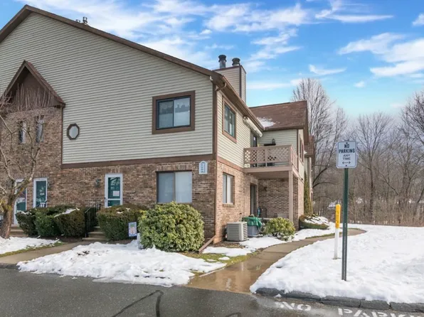 55 Dogwood Ln, Agawam, MA 01001