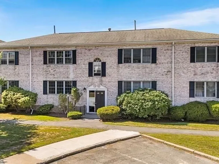30 Lake Shore Ct #4 — Photo 1