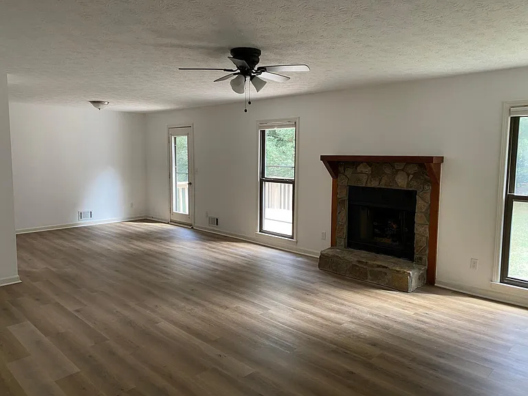 1146 Hutch Ln — Photo 4