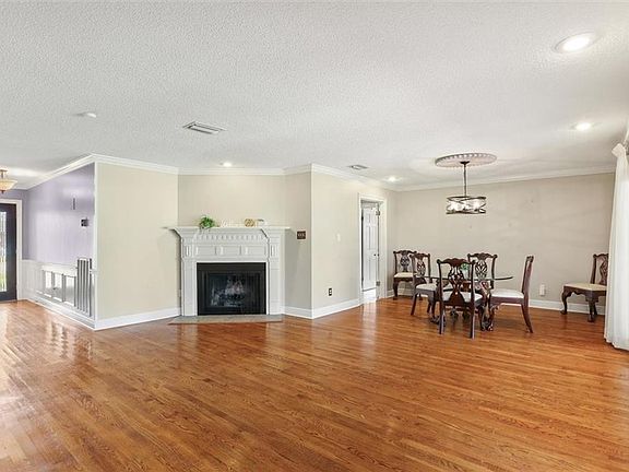 5th image of 19 Michael Dr