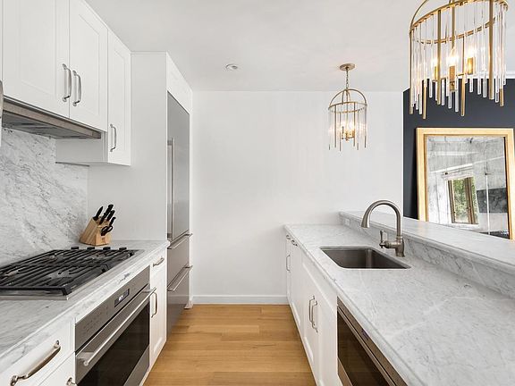 3rd image of 225 E 19th St #303