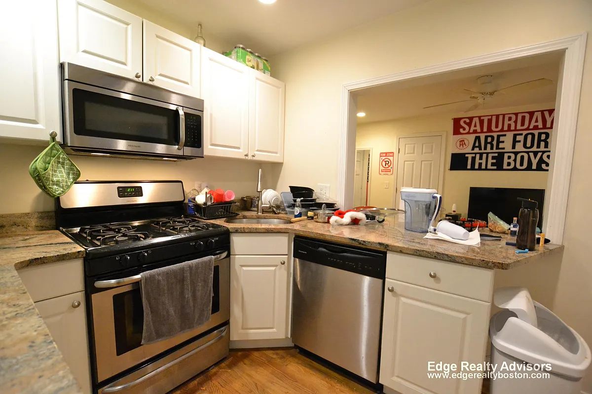 Building Photo - 62 Egmont St #3A