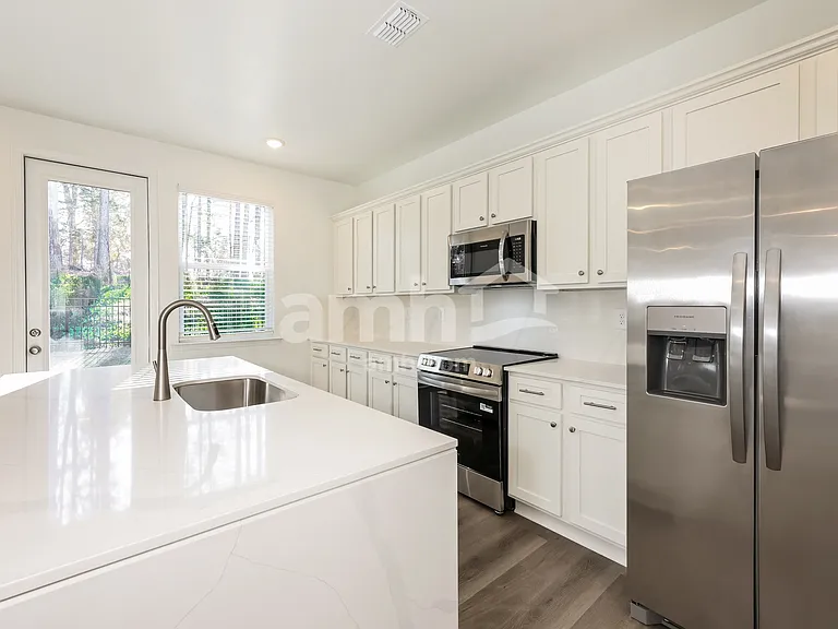 1539 Aquamarine Dr — Photo 3