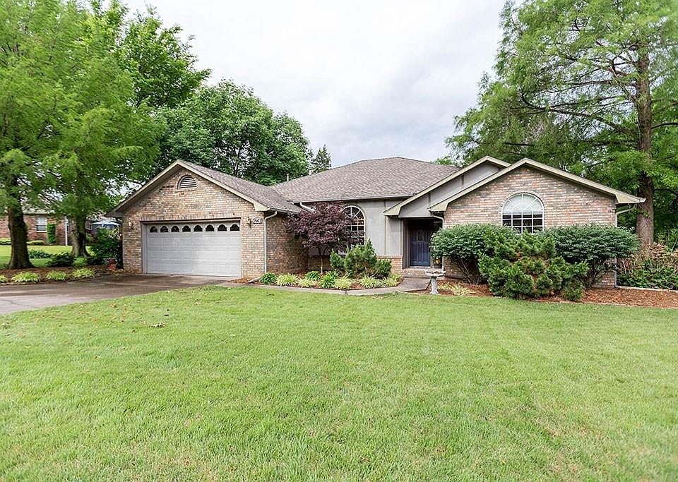 1st image of 2943 S Country Club Dr
