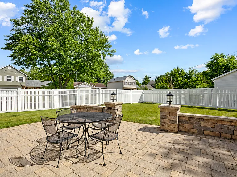 25W055 Canary Ct — Photo 24