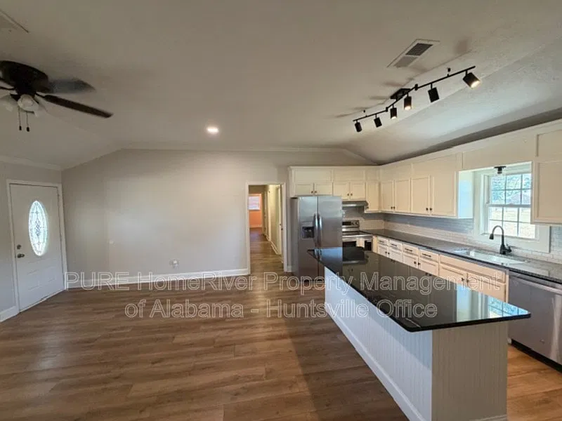 4 bed, 2.0 bath, 1670 sqft, $1,795 — Photo 2