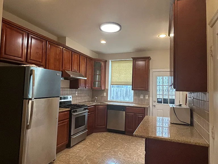 1008 Winton St — Photo 3