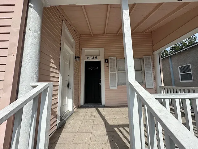 2339 W Beach St — Photo 2