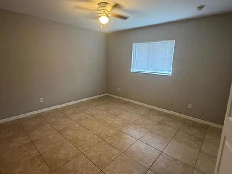 930 Ainsworth St W — Photo 7