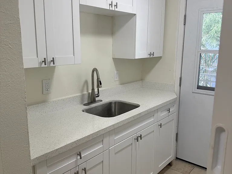 1541 NE 8th St #6 — Photo 10