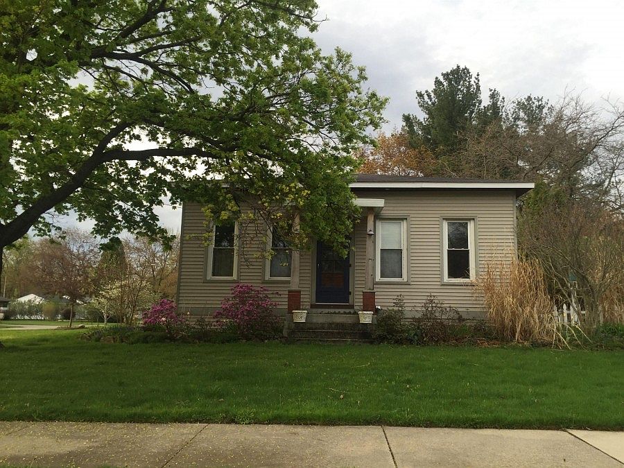 1st image of 944 E 8th St