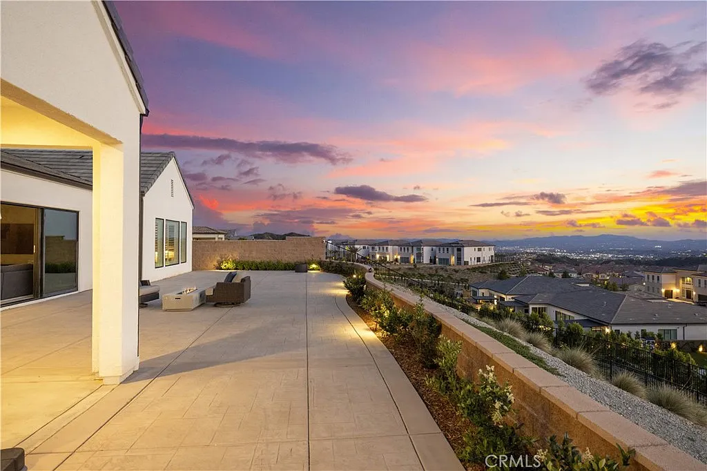 4 bed, 4.5 bath, 4017 sqft, $9,750 — Photo 3