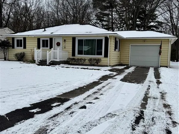 13 Baker Dr, Bowling Green, OH 43402