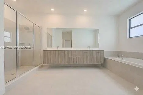 5 bed, 4.5 bath, 3633 sqft, $6,900 — Photo 2