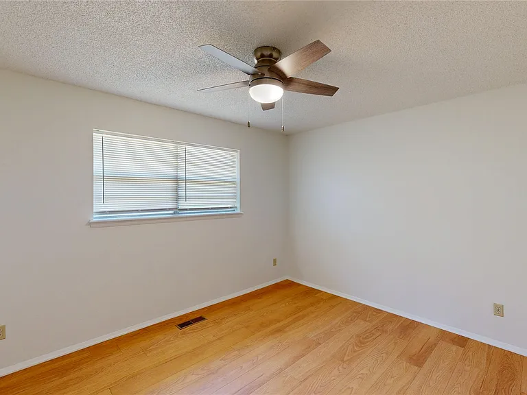 503 W C St — Photo 21