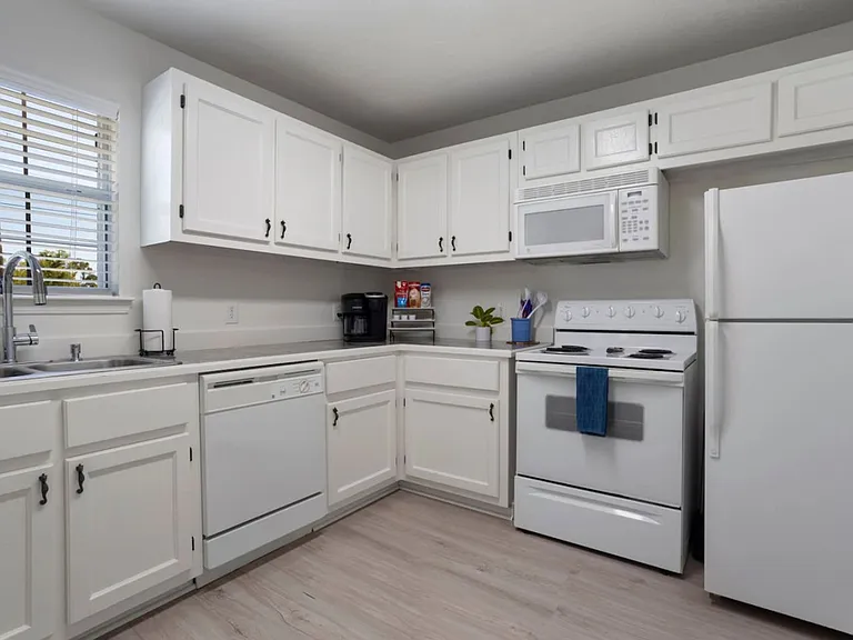 233 Palmetto Ln #B — Photo 8