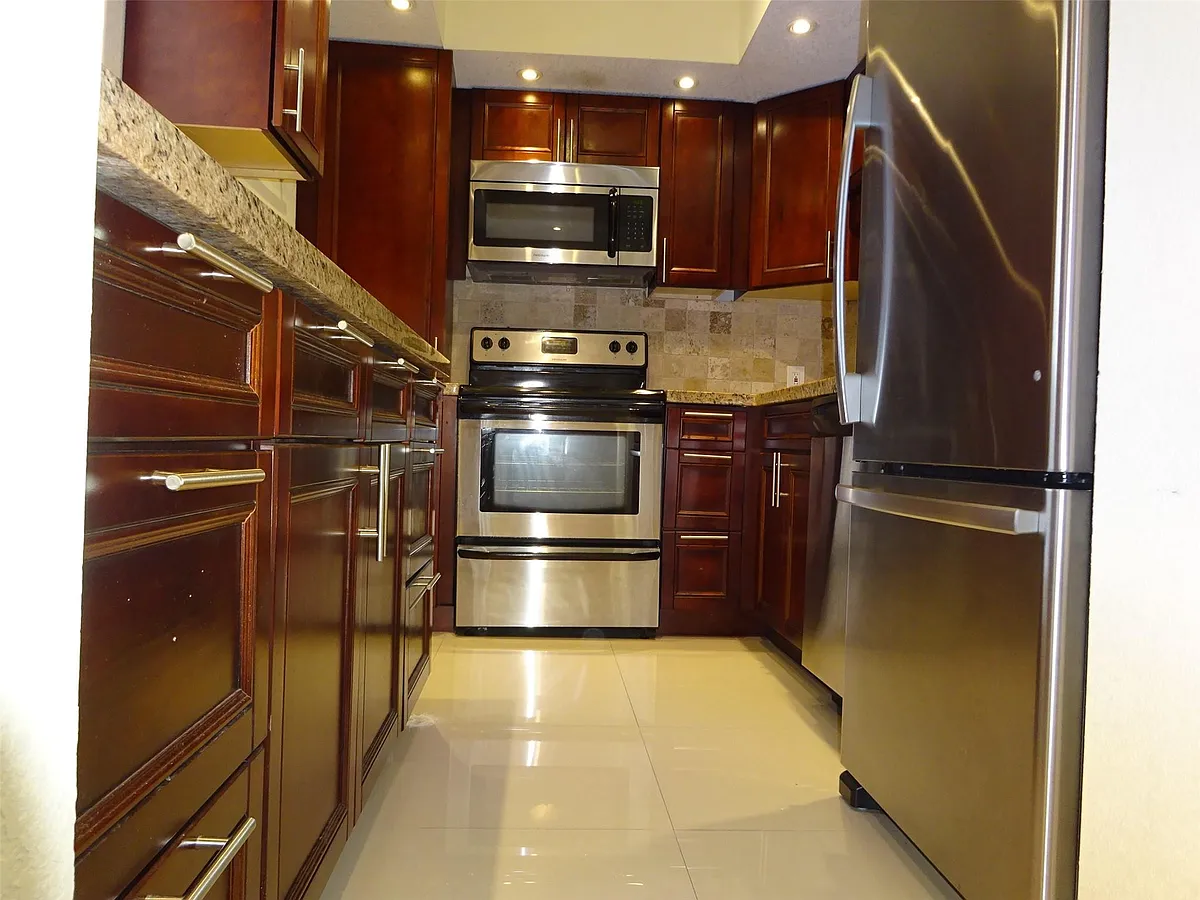 Building Photo - 2801 N Palm Aire Dr #308