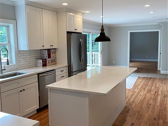 2nd image of 5 Baldwin Ln