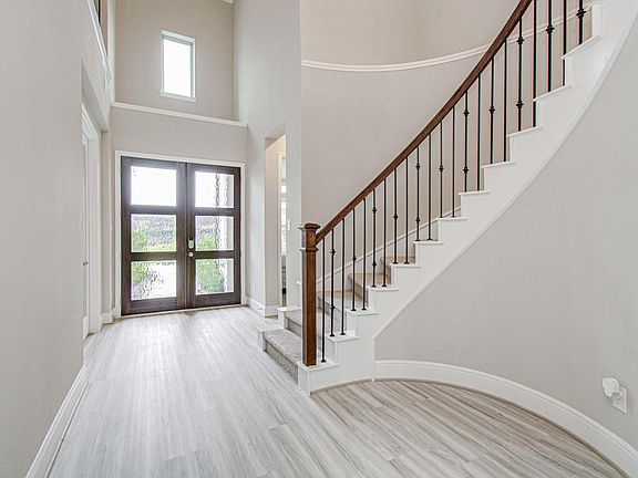 5th image of 10015 Crescent Wood Dr