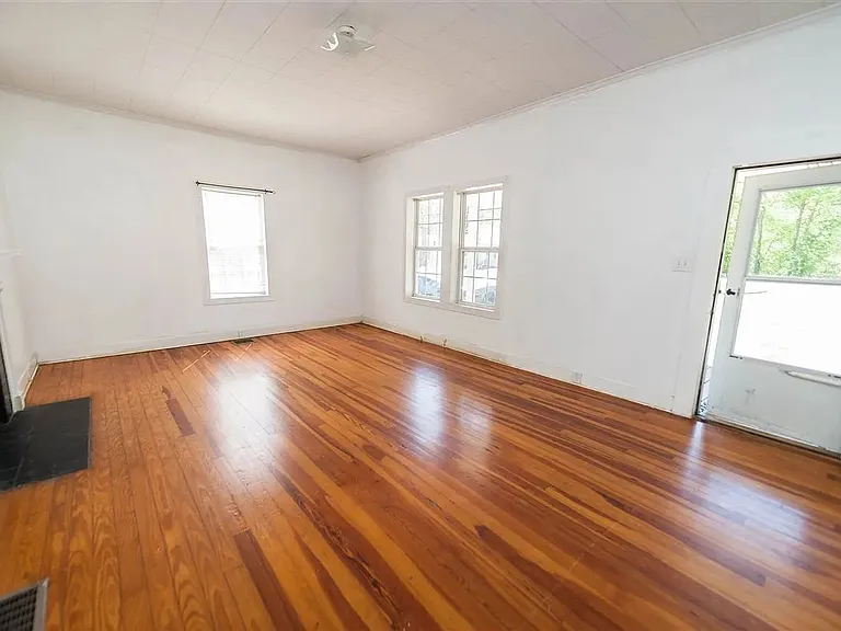 801 N Liberty St — Photo 4