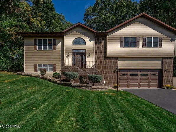 18-20 Pheasant Ridge Drive, Loudonville, NY 12211