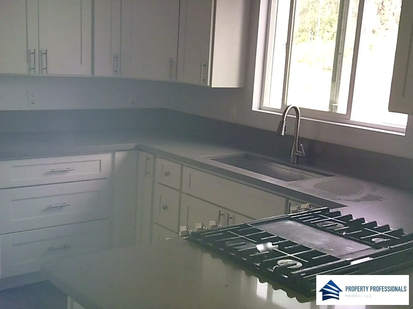 Custom house in Fern Acres on Paved Road — Photo 4