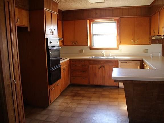 5th image of 400 E Elm St