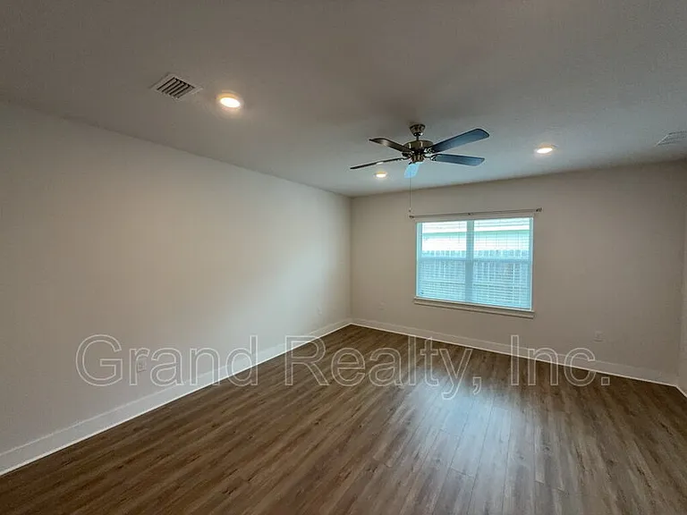 5869 Danbury Blvd — Photo 11