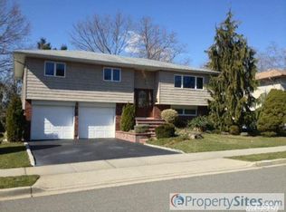 52 Beaumont Dr, Plainview, NY 11803