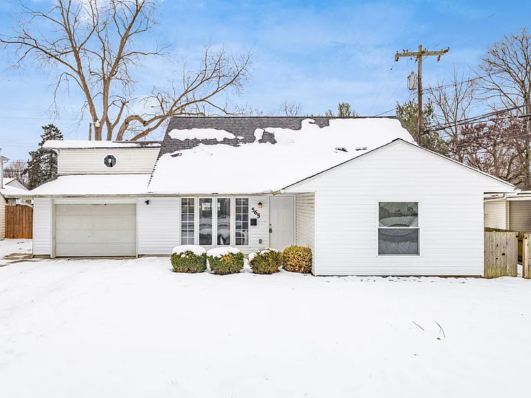 565 Virginia Cir W — Photo 2
