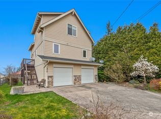 7439 Sunset Dr, Blaine, WA 98230